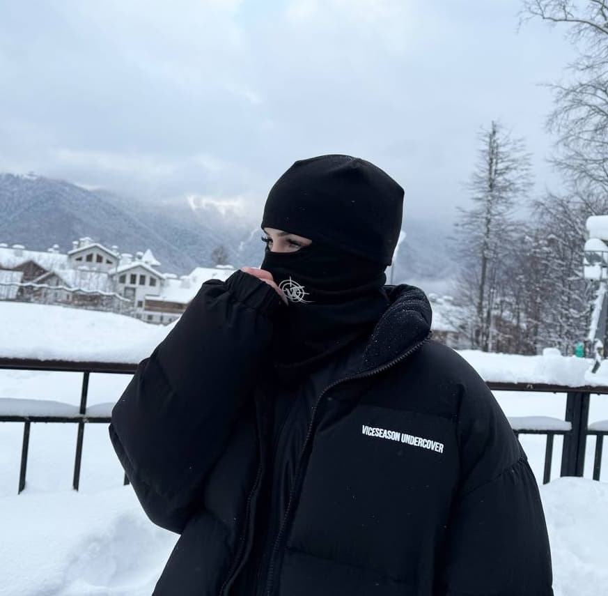 Пуховик «Под прицелом BLACK» в реальной жизни 5